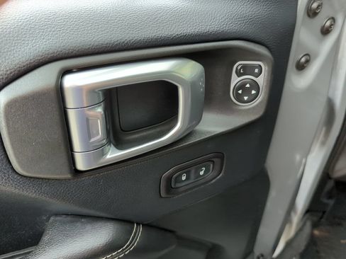 Used 2018 Jeep Wrangler Unlimited Sahara AWD/4WD image 8