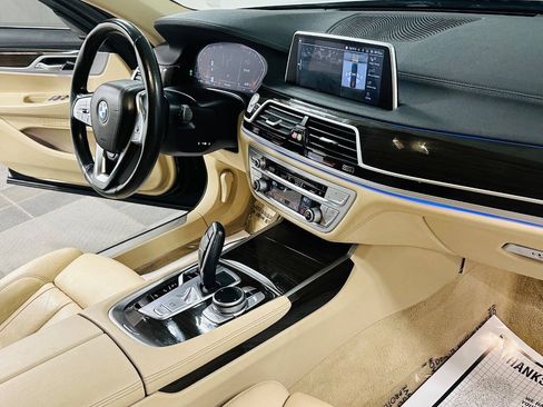 Used 2020 BMW 740i xDrive AWD/4WD image 9