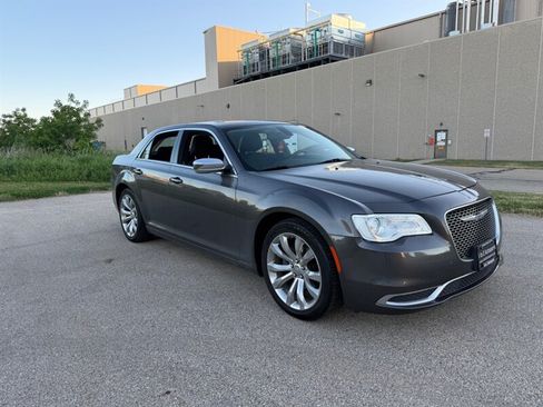 Used 2018 Chrysler 300 Touring w/ Chrome Appearance Package RWD image 8