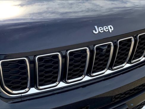 Used 2023 Jeep Grand Cherokee L Limited w/ Luxury Tech Group II AWD/4WD image 30
