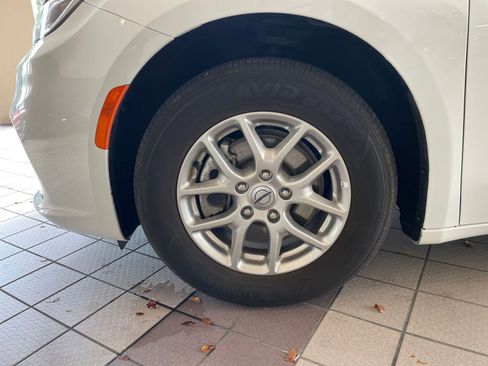 Used 2025 Chrysler Pacifica Select image 28