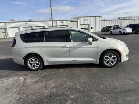 Used 2017 Chrysler Pacifica Touring-L Plus w/ Advanced Safetytec Group image 8