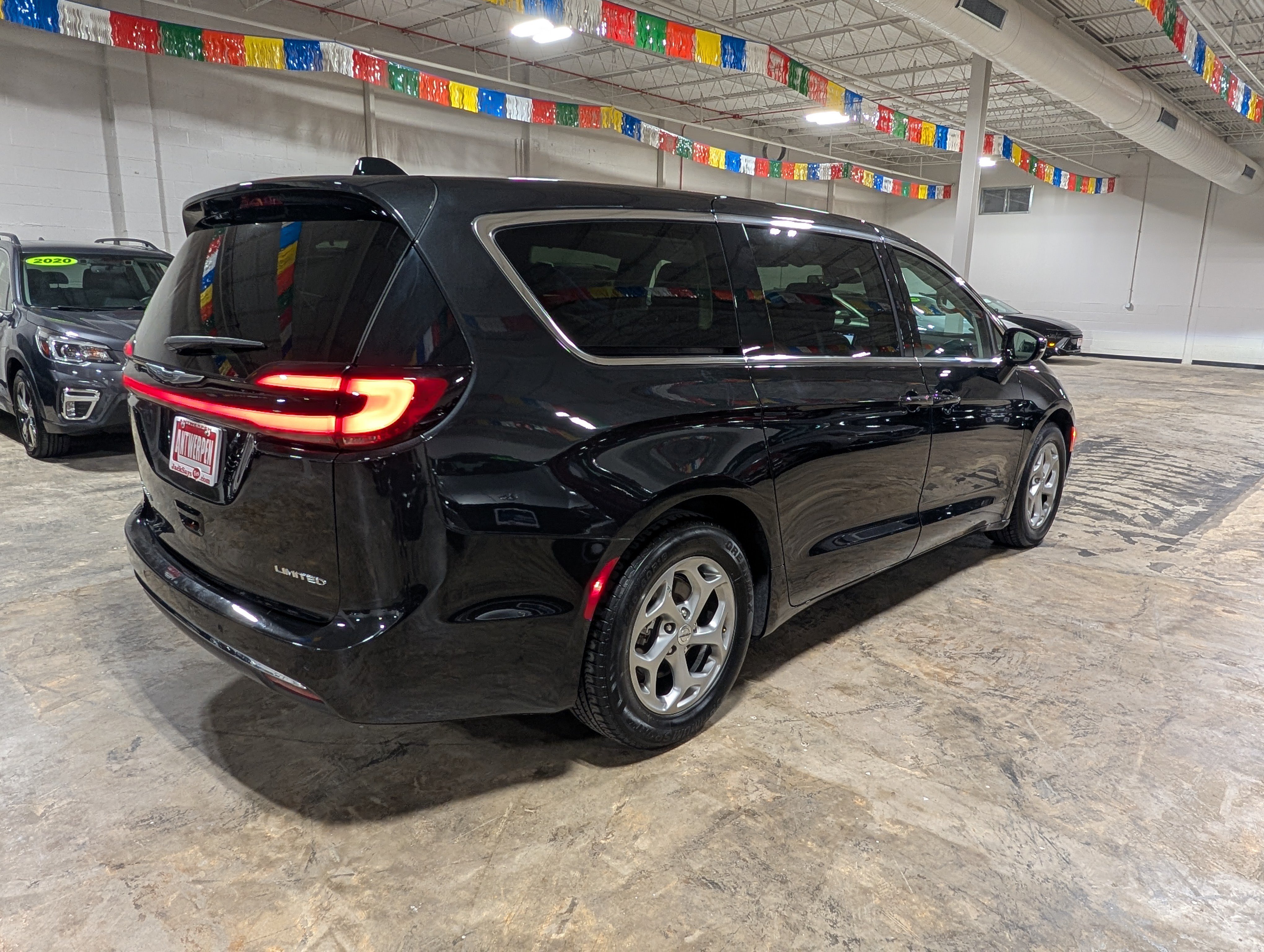 Used 2024 Chrysler Pacifica Limited FWD image 3