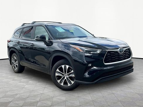 Used 2023 Toyota Highlander XLE AWD/4WD image 3