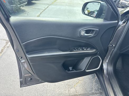 Used 2018 Jeep Compass Latitude w/ Popular Equipment Group FWD image 12