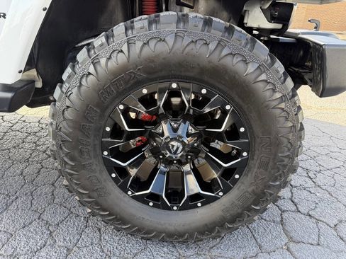 Used 2017 Jeep Wrangler Unlimited Sahara w/ Connectivity Group image 21