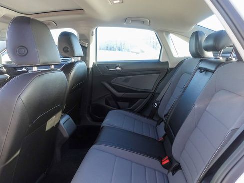 Certified 2025 Volkswagen Jetta SE w/ Sunroof Package image 23