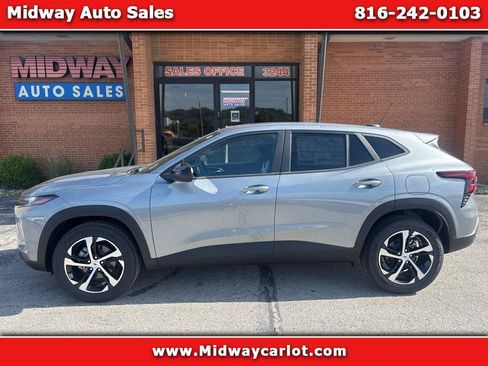 Used 2026 Chevrolet Trax RS w/ Sunroof Package FWD image 1