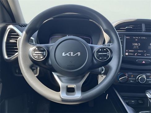 Used 2023 Kia Soul LX w/ LX Technology Package image 17