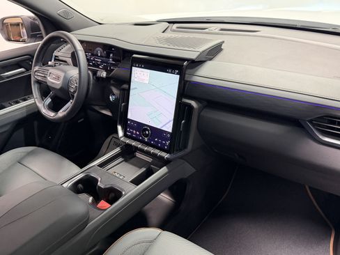 Used 2025 GMC Acadia AT4 w/ Luxury Package image 29