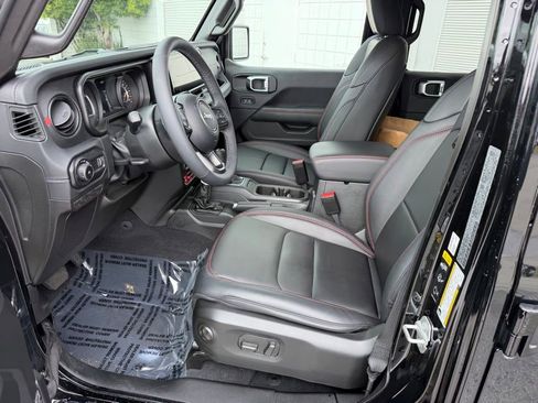 Used 2025 Jeep Wrangler Unlimited Rubicon AWD/4WD image 15