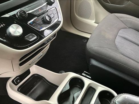 Used 2023 Chrysler Voyager LX FWD image 18