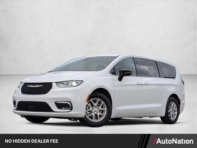 Used 2025 Chrysler Pacifica Select