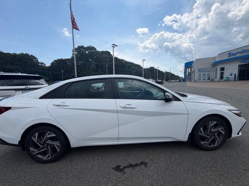 Used 2025 Hyundai Elantra Sport FWD image 6