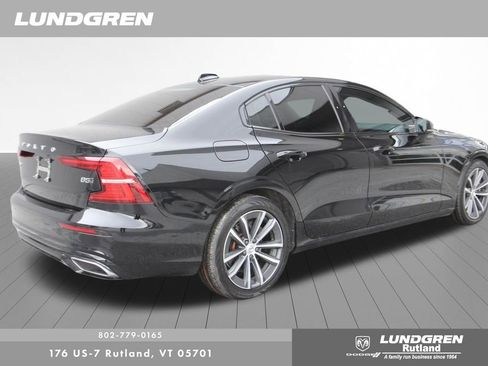 Used 2022 Volvo S60 B5 Momentum w/ Premium Package AWD/4WD image 3