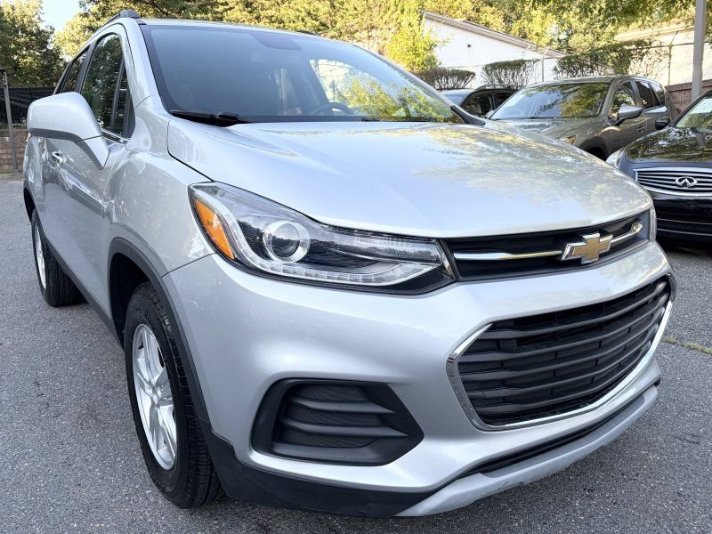 Used 2017 Chevrolet Trax LT w/ LT Convenience Package AWD/4WD image 1