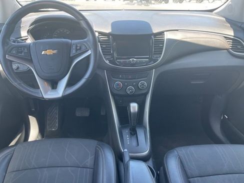 Used 2020 Chevrolet Trax LT w/ LT Convenience Package FWD image 8