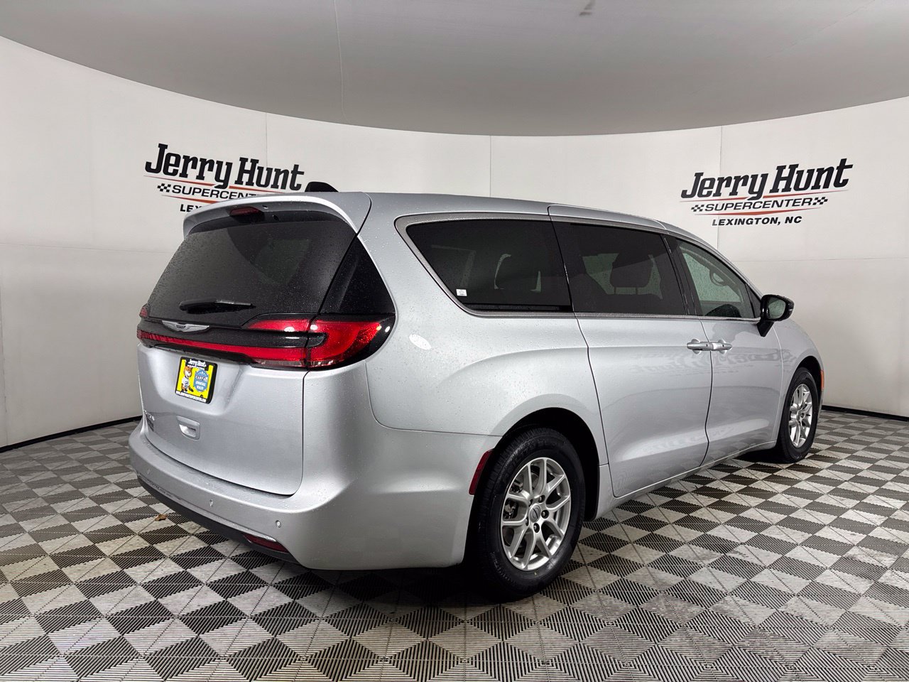 Used 2024 Chrysler Pacifica Touring-L FWD image 4