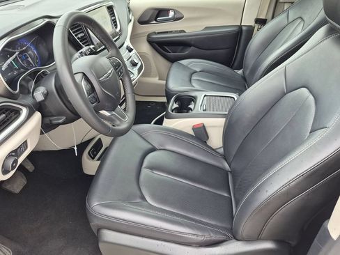 Used 2024 Chrysler Pacifica Touring-L FWD image 13