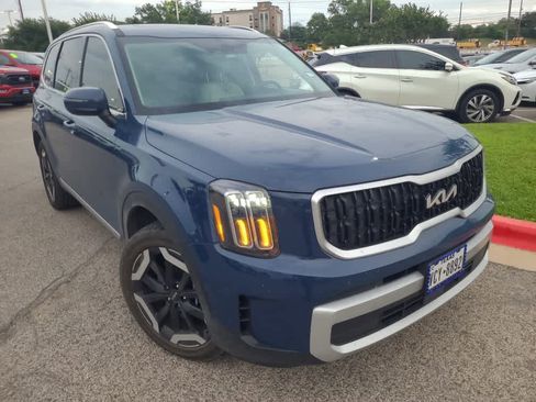 Used 2024 Kia Telluride EX w/ EX Captain's Chair Package AWD/4WD image 3