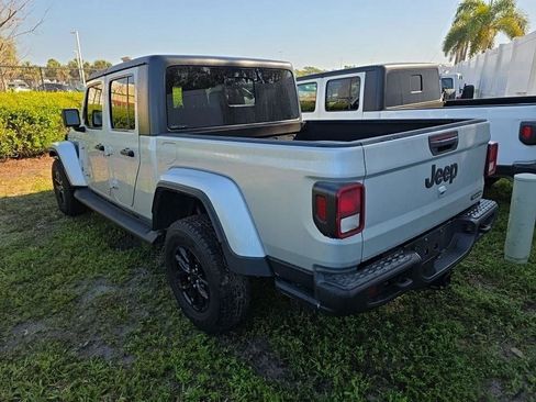 Used 2023 Jeep Gladiator Sport image 4