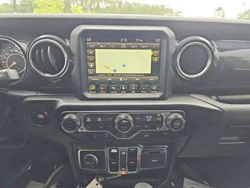 Used 2022 Jeep Wrangler Unlimited Sahara AWD/4WD image 21