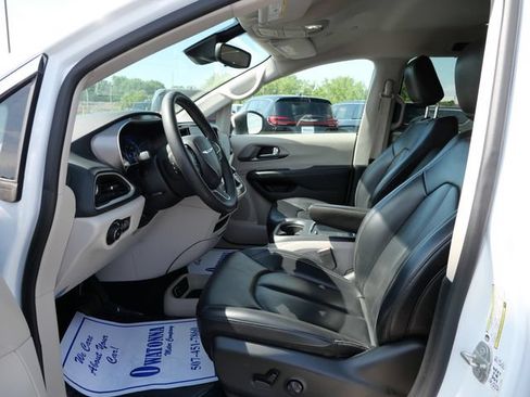 Used 2023 Chrysler Pacifica Touring-L FWD image 7