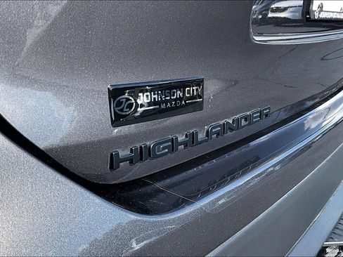 Used 2021 Toyota Highlander XLE AWD/4WD image 8