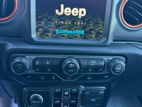 Used 2023 Jeep Gladiator Mojave w/ Cold Weather Group image 17