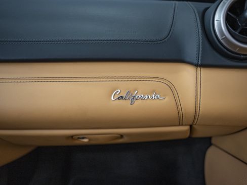 Used 2014 Ferrari California RWD image 34
