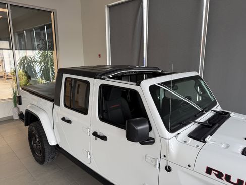 Used 2021 Jeep Gladiator Rubicon w/ Cold Weather Group AWD/4WD image 4