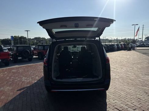 Used 2023 Chrysler Pacifica Touring-L FWD image 28