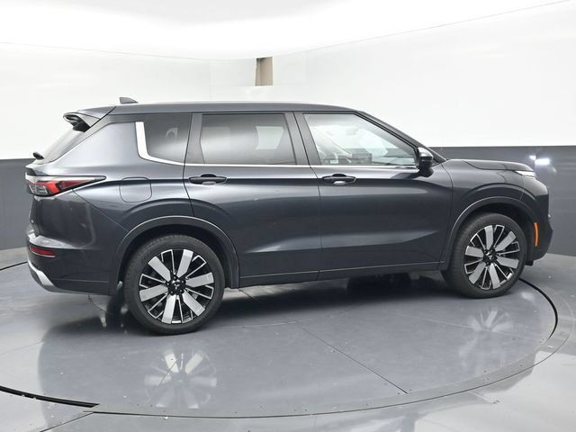 Used 2025 Mitsubishi Outlander SE FWD image 3
