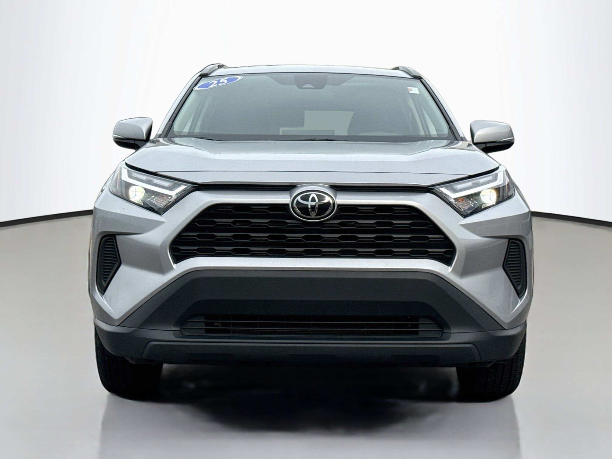 Used 2025 Toyota RAV4 XLE FWD image 2