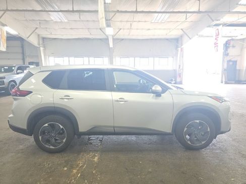 Used 2024 Nissan Rogue SV FWD image 2