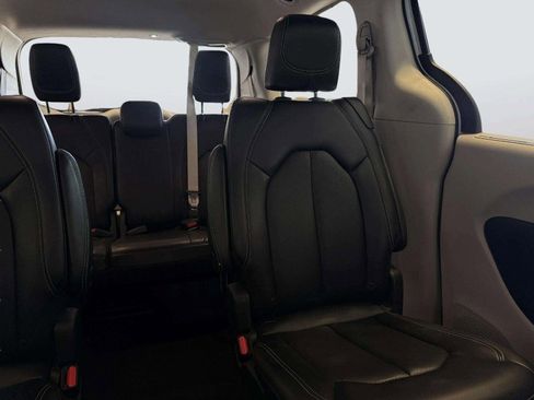 Used 2023 Chrysler Pacifica Touring-L FWD image 31