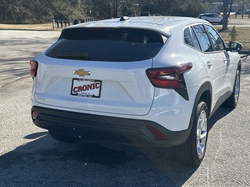 Used 2025 Chevrolet Trax LS w/ LS Convenience Package image 5