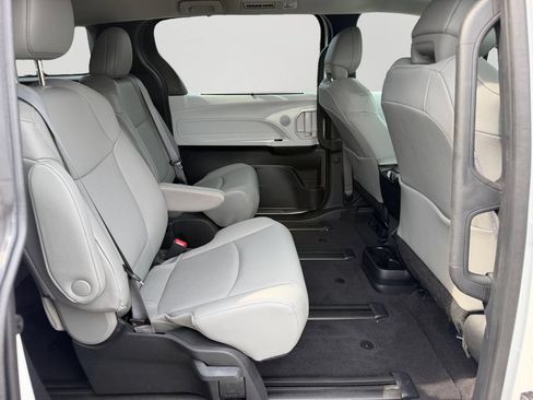 Used 2025 Toyota Sienna XLE AWD/4WD image 9