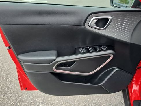 Certified 2025 Kia Soul LX w/ LX Technology Package FWD image 15