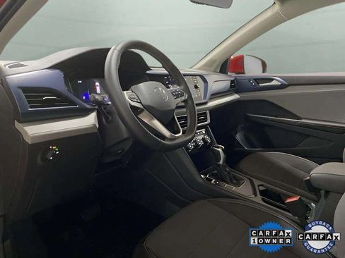 Used 2024 Volkswagen Taos SE image 16