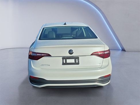 Used 2023 Volkswagen Jetta SE image 4
