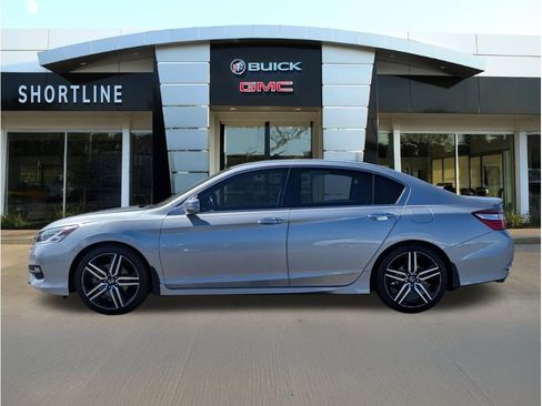 Used 2017 Honda Accord Touring image 6