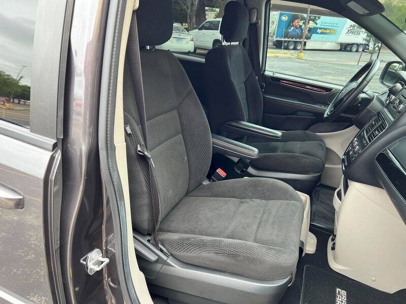 Used 2017 Dodge Grand Caravan SE FWD image 30