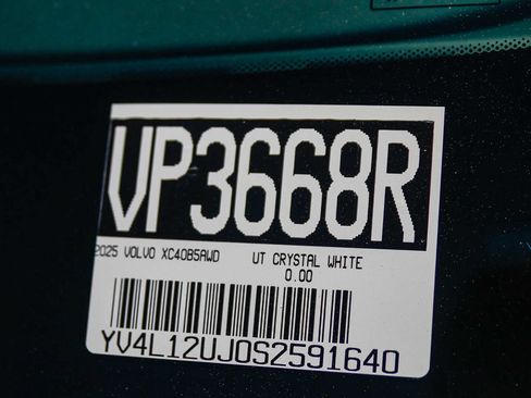 Used 2025 Volvo XC40 B5 Core AWD/4WD image 32