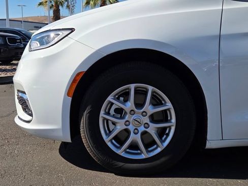 Used 2024 Chrysler Pacifica Touring-L FWD image 8