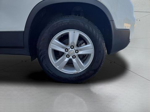 Used 2022 Chevrolet Trax LT w/ LT Convenience Package image 16