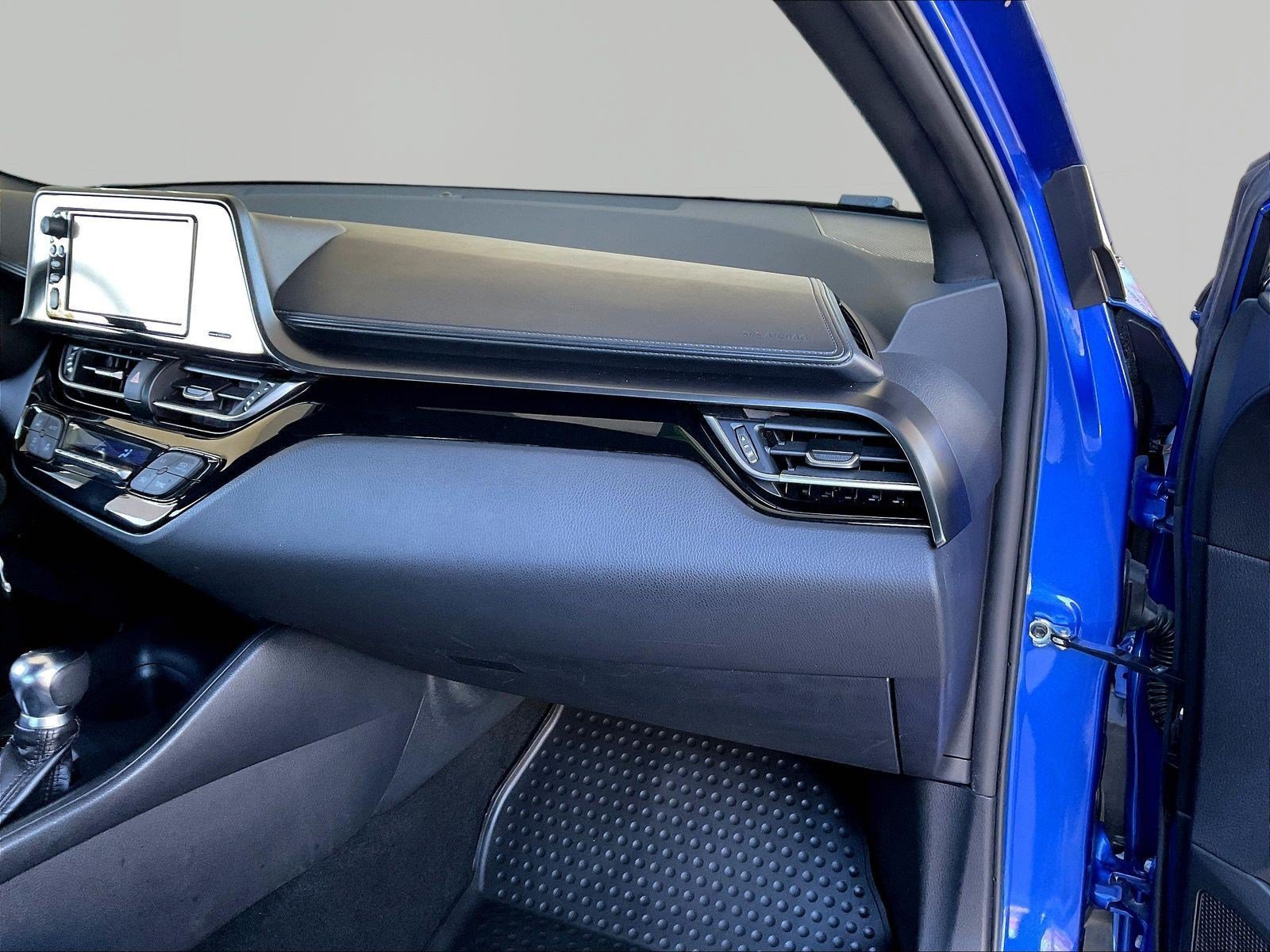 Used 2018 Toyota C-HR XLE FWD image 25