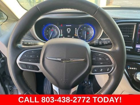 Used 2023 Chrysler Pacifica Touring-L FWD image 19