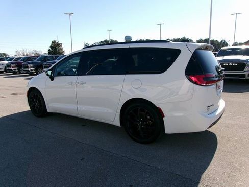 Used 2025 Chrysler Pacifica Limited image 3