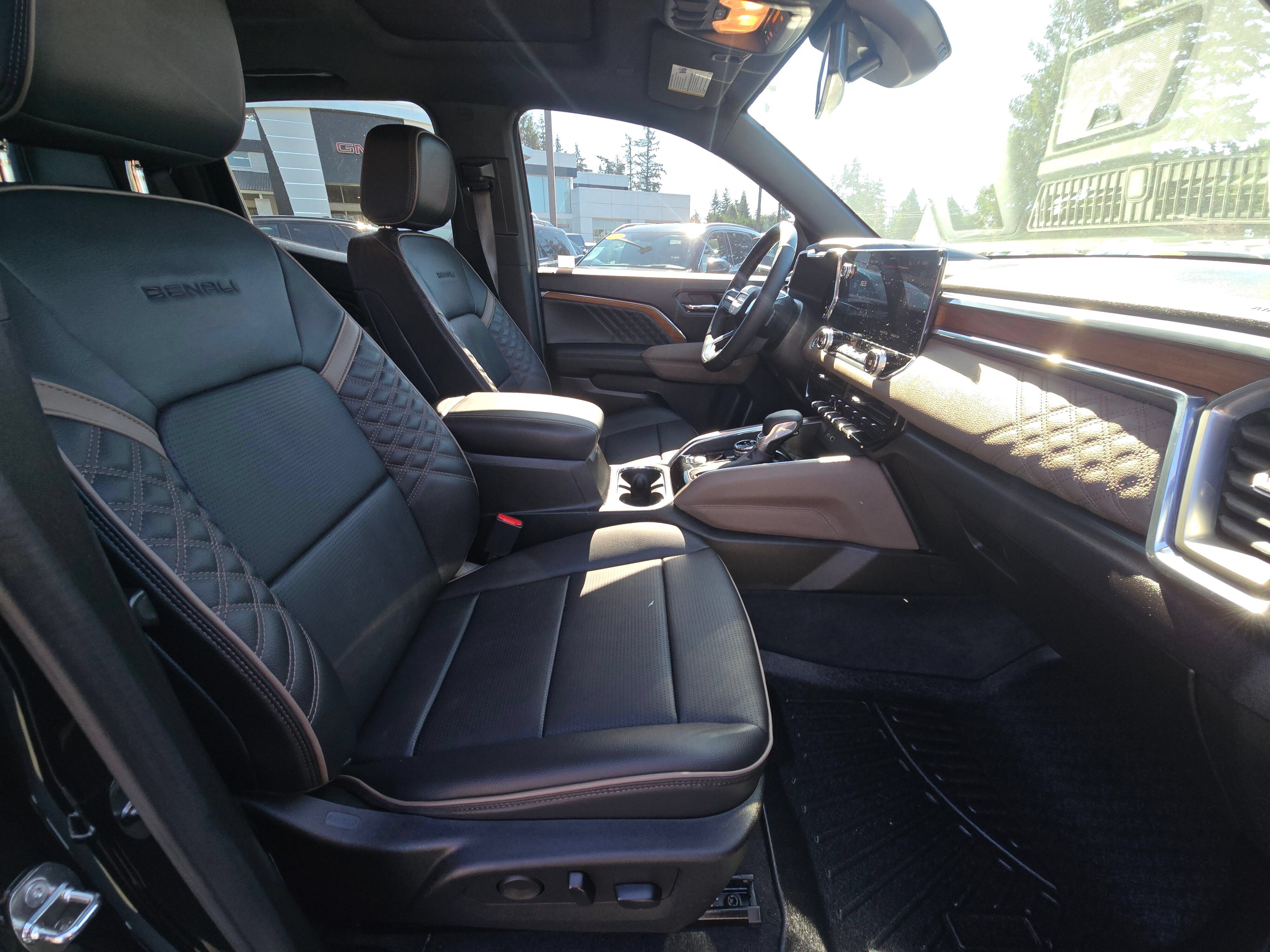 Used 2023 GMC Canyon Denali w/ Denali Black Edition AWD/4WD image 11